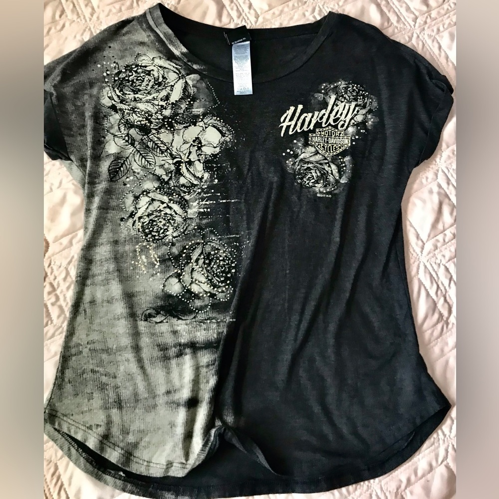 HD dual tone knit T-shirt wit beautiful embellishments and applied studs.Size S